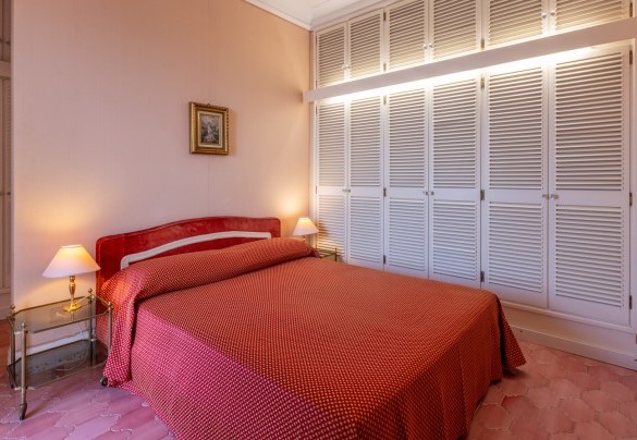 Suite with double bedroom, bathroom with shower and sitting room on the ground floor – Villa Carina