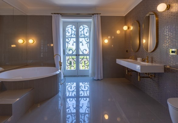 Bathroom with tub and shower en suite to the master bedroom – Villa Carina