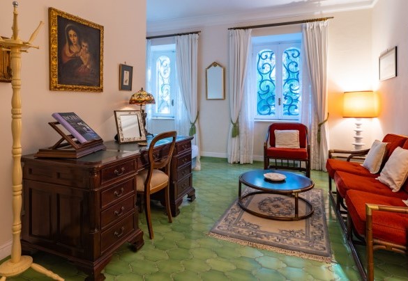 Suite with double bedroom, bathroom with shower and sitting room on the ground floor – Villa Carina