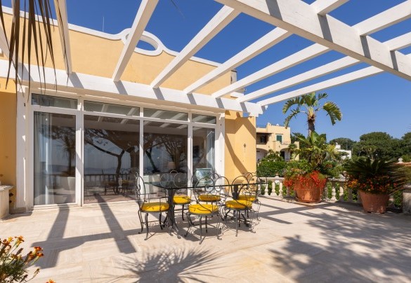 Most of the rooms overlook the pool, Ischia and the Gulf – Villa Carina