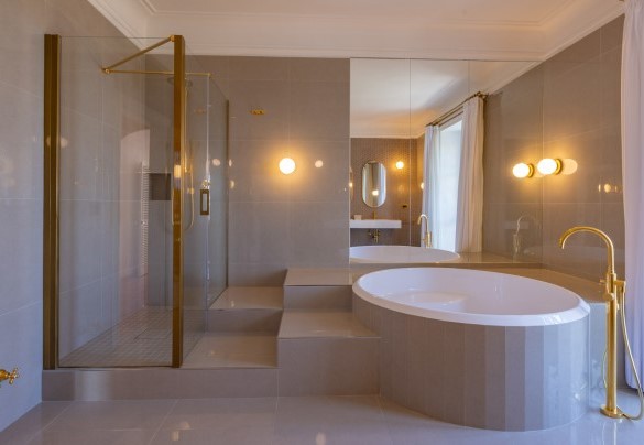 Bathroom with tub and shower en suite to the master bedroom – Villa Carina