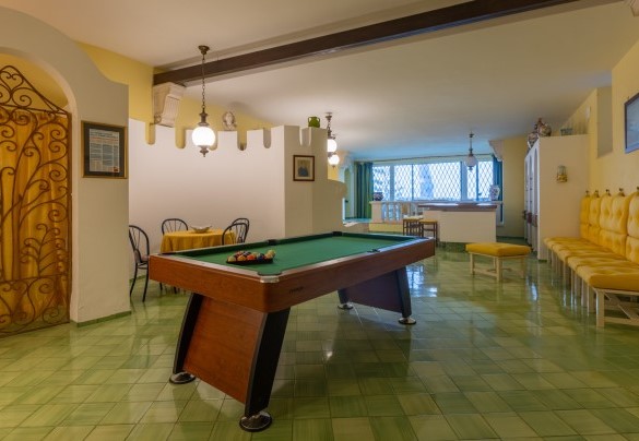 The basement equipped with a corner bar with peninsula and stools, a billiard room and a sitting room – Villa Carina