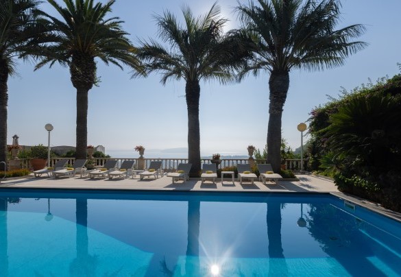 The pool is lined in light-coloured PVC and has chlorine purification and steps for access to the water – Villa Carina