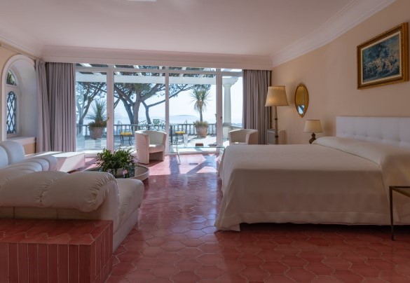 The suite with master bedroom and bathroom with tub and shower with a glass wall overlooking the entire Gulf and terrace – Villa Carina