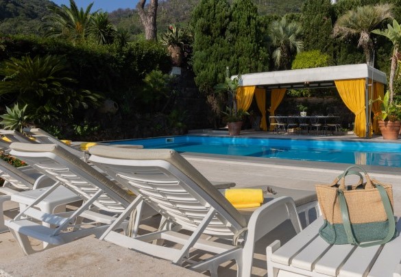 The solarium area is equipped with sunbeds and small tables, guaranteeing full relaxation in the sun – Villa Carina 