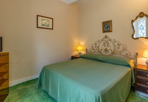 Suite with double bedroom, bathroom with shower and study room on first floor – Villa Carina
