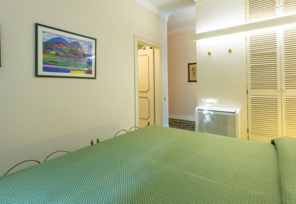 Suite with double bedroom, bathroom with shower and sitting room on the ground floor – Villa Carina