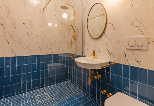 Bathroom with shower on the first floor, en suite to double bedroom with king size bed – Villa Carina
