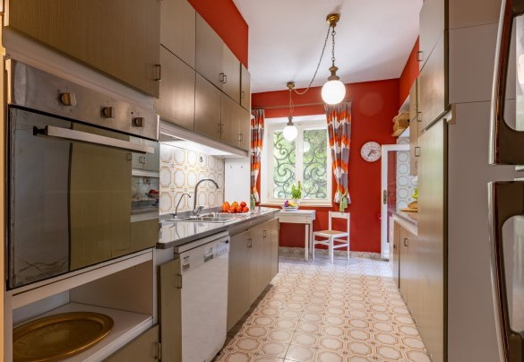 Kitchen with direct access to the garden on the ground floor – Villa Carina