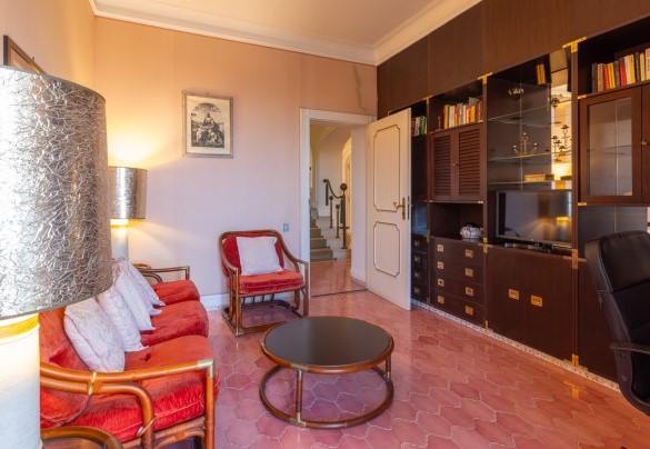 Sitting room of the suite with double bedroom and bathroom with shower on first – Villa Carina 