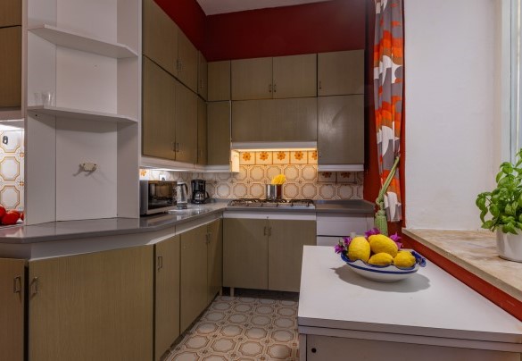 From the main entrance hall, a small hallway leads to the kitchen and the dining room – Villa Carina