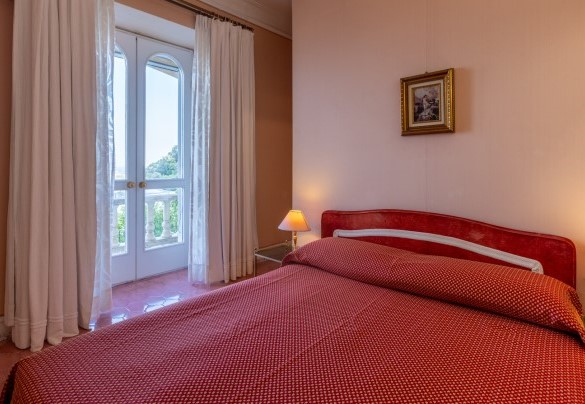 Suite with double bedroom, bathroom with shower and sitting room on the ground floor – Villa Carina