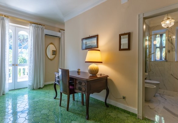 Suite with double bedroom, bathroom with shower and study room on the first floor – Villa Carina