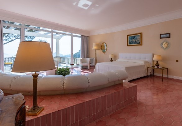 The suite with master bedroom and bathroom with tub and shower with a glass wall overlooking the entire Gulf and terrace – Villa Carina