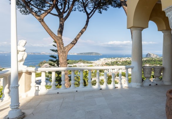 The large patio facing the garden, ideal for alfresco meals or for lounging and admiring the sea – Villa Carina