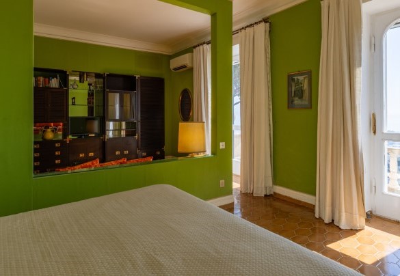 Suite with double bedroom, bathroom with shower and sitting room on the first floor – Villa Carina