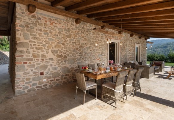 Il porticato ombreggia l’elegante tavolo preparato per colazioni all’aperto - Villa Carlotta 