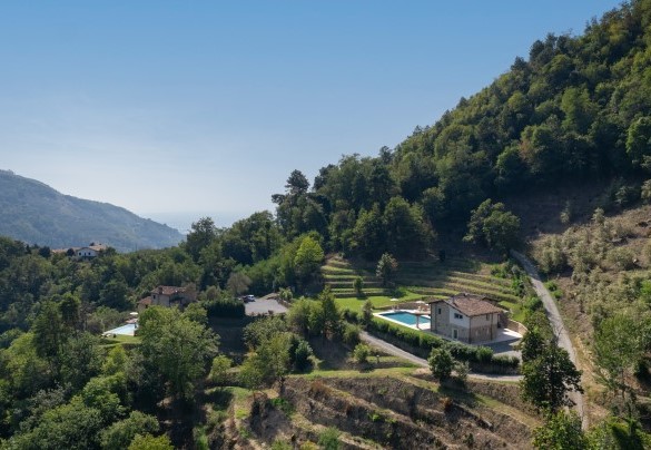 La bellissima proprietà è collocata in un’area verde in una zona di confine tra le province di Pistoia e di Lucca - Villa Carlotta  