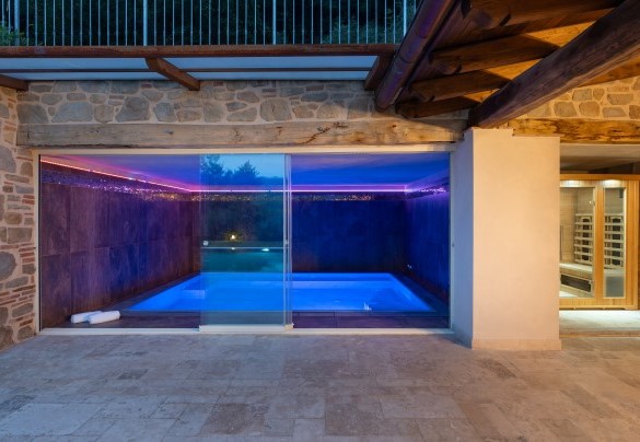 La piscina interna e la sauna illuminate di notte - Villa Carlotta     