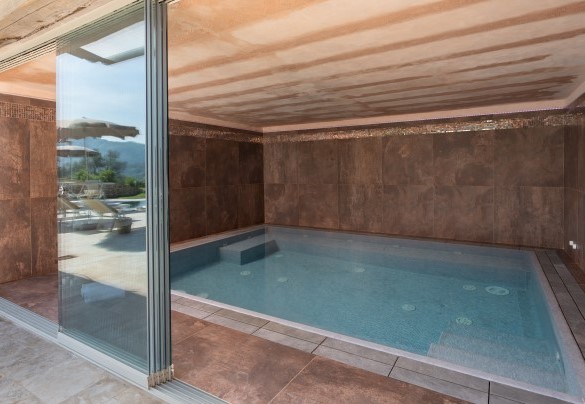 La piscina interna misura 4,50 x 3.50 m con profondità di 1.30 m, è  depurata a sale, riscaldabile e ha postazioni idromassaggio - Villa Carlotta  