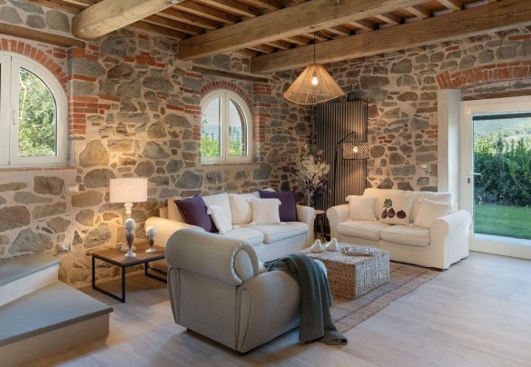 Salotto, arredato con divani, poltrona e tavolino, al piano terra - Villa Carlotta     