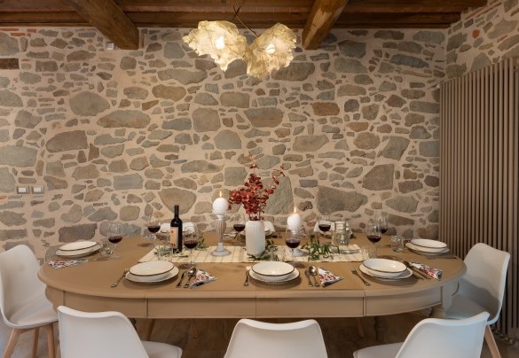 Zona pranzo con il tavolo imbandito per pranzi importanti - Villa Carlotta 
