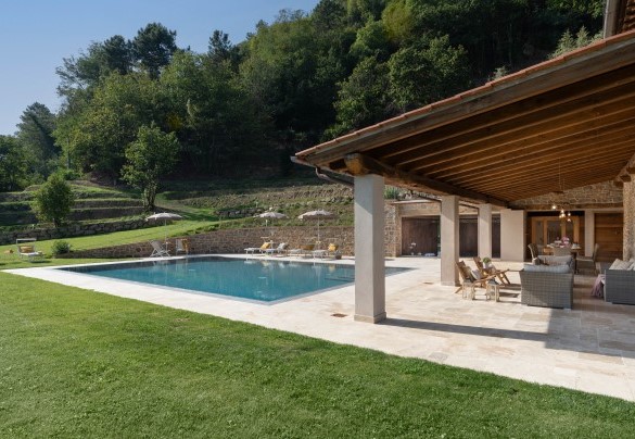 Il curatissimo manto erboso al cui interno si trova la bellissima piscina esterna - Villa Carlotta  