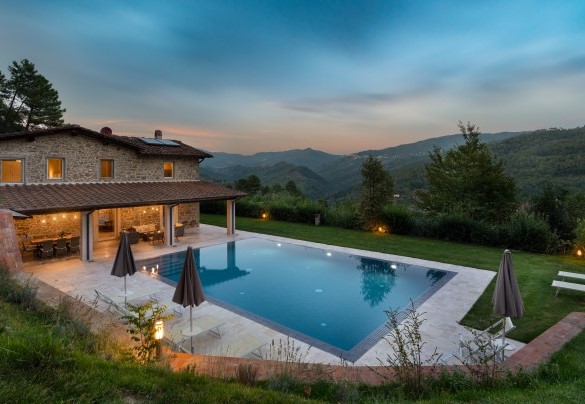 Tutta la splendida proprietà illuminata al tramonto - Villa Carlotta     