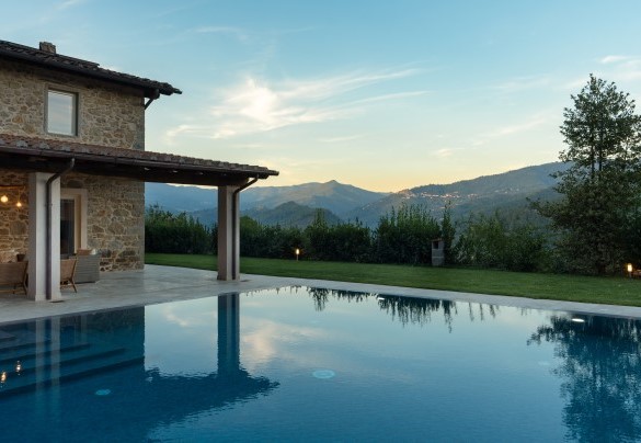 La piscina, depurata a sale, misura 7,5 x 12 m con una profondità costante di 1,45 m - Villa Carlotta    