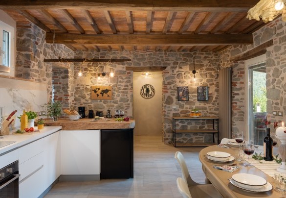 La cucina in muratura ben accessoriata - Villa Carlotta
