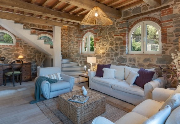 Salotto con scala interna in pietra per il primo piano - Villa Carlotta  