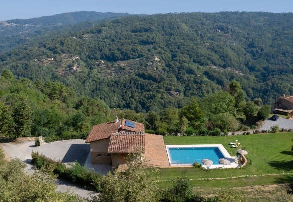 All’esterno si gode di una vista magnifica a sulla verde vallata ricoperta di boschi - Villa Carlotta   