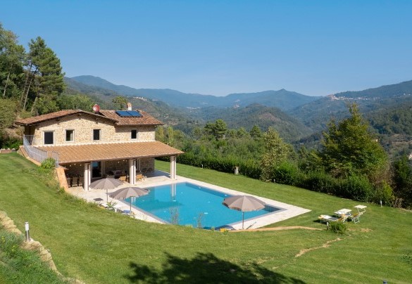 La proprietà si trova in una incantevole posizione collinare, a pochi chilometri dal centro di Pescia - Villa Carlotta