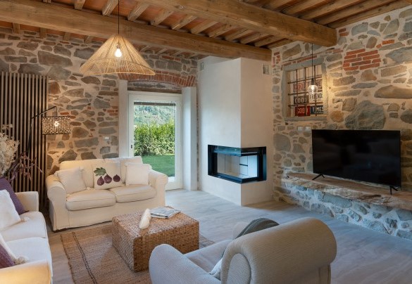 Ampio salotto con caminetto ornamentale e smart Tv e uscita diretta al giardino - Villa Carlotta     