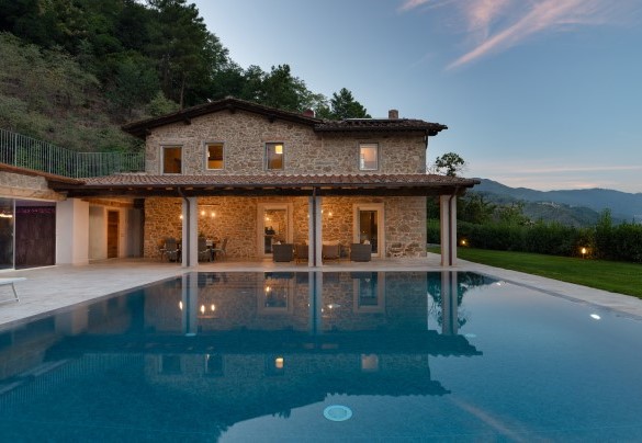 La panoramica piscina e sullo sfondo la villa - Villa Carlotta     