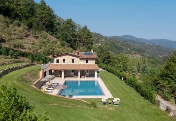 La villa di recente costruzione che, da semplice annesso agricolo, è stata trasformata in raffinata dimora di campagna - Villa Carlotta  