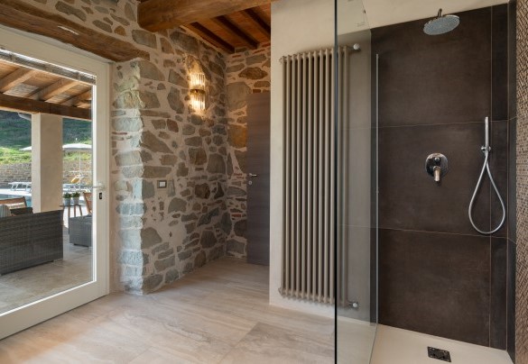 Bagno con doccia al piano terra - Villa Carlotta 