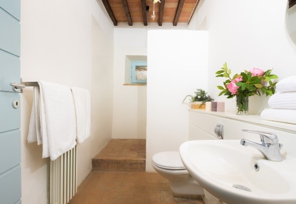 Bathroom with shower on the ground floor - Villa Carmeli