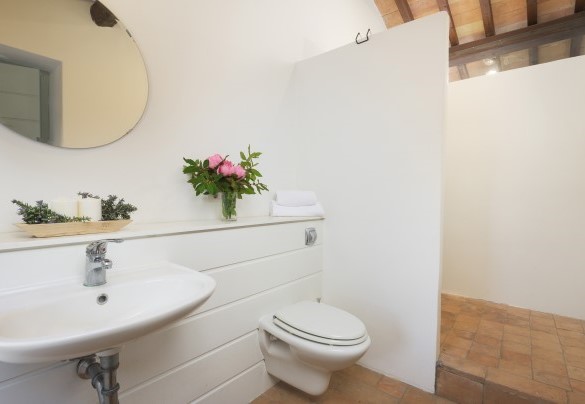 Bathroom with shower en-suite to the twin bedroom with single bed, second floor - Villa Carmeli