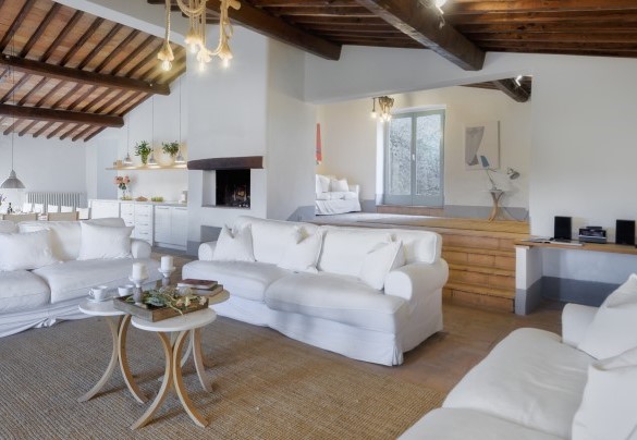 The living room with Smart TV in open space with the kitchen and with direct exit to the garden - Villa Carmeli