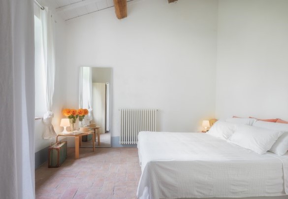 Double bedroom with divisible bed and en-suite bathroom with bathtub. Annex - Villa Carmeli