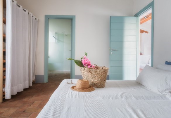 Double bedroom with divisible bed and en-suite bathroom with shower. Annex - Villa Carmeli