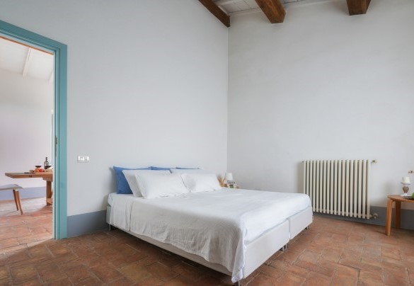 Double bedroom with divisible bed and en-suite bathroom with shower. Annex - Villa Carmeli