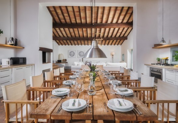 The open space with kitchen, dining table and living room with Smart TV. Villa - Villa Carmeli