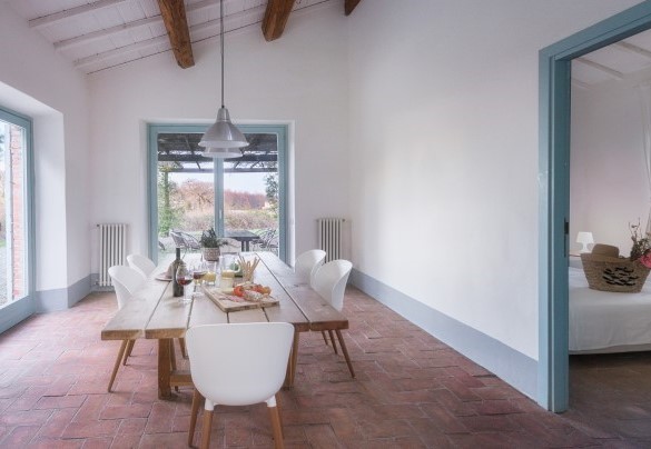 The open space with kitchen, dining table and living room with Smart TV. Annex - Villa Carmeli