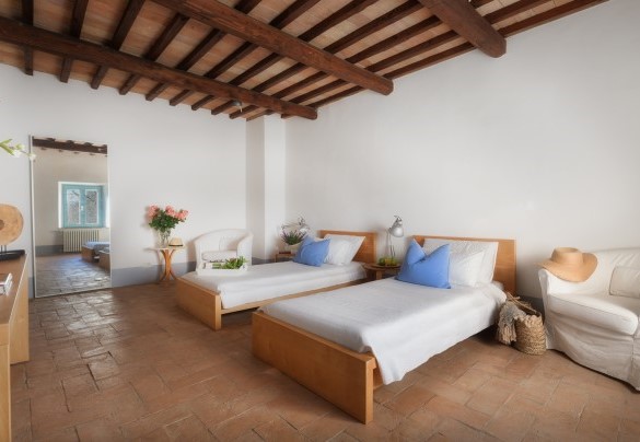 Twin bedroom with en-suite bathroom with tub, second floor - Villa Carmeli