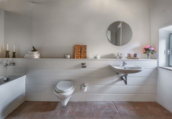 Bathroom with tub en-suite to the twin bedroom, second floor - Villa Carmeli