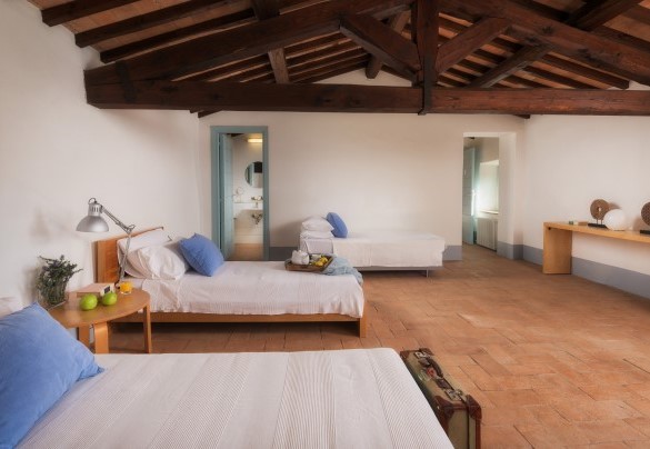 Twin bedroom with single bed and en-suite bathroom with shower, secondo floor - Villa Carmeli