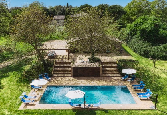 The pool is located on a lower terrace with respect to the villa which is about 20 metres away - Villa Carmeli