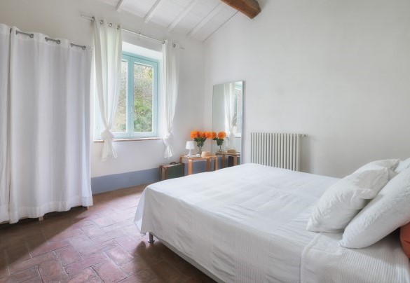 Double bedroom with divisible bed and en-suite bathroom with bathtub. Annex - Villa Carmeli